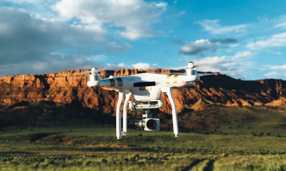 Czy warto nauczyć się pilotowania drona?