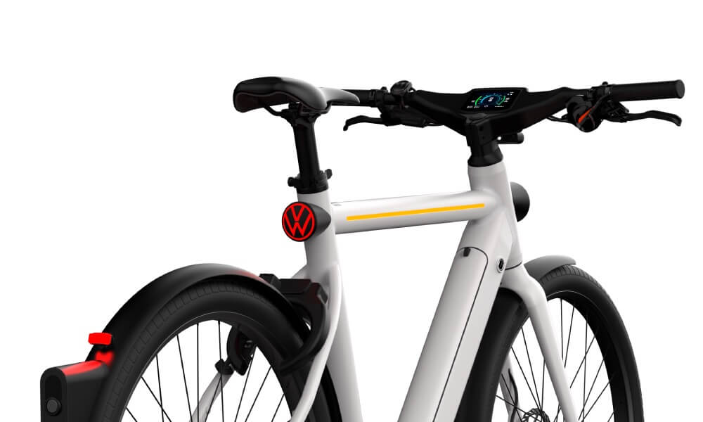 Volkswagen prezentuje e‑bike z pierwszą na świecie zintegrowaną kamerą tylną i inteligentnymi okularami